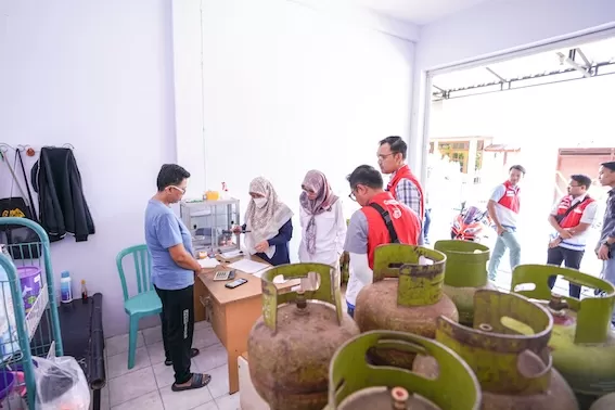 Direktur Pembinaan Usaha Hilir Migas Mustika Pertiwi melakukan peninjauan pendistribusian LPG tabung 3 kilogram di Penyalur dan Sub Penyalur di wilayah Kabupaten Banyuwangi, Jawa Timur. foto: ist