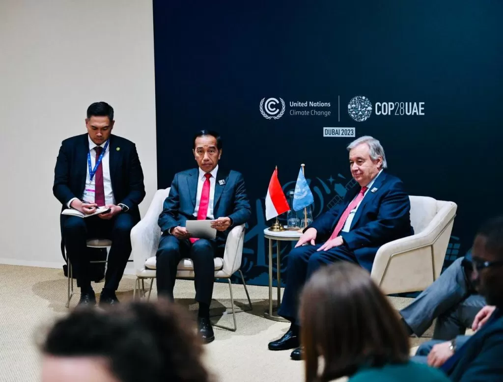 Presiden Jokowi melakukan pertemuan bilateral dengan Sekretaris Jenderal PBB Antonio Guterres di Ruang Bilateral, Expo City Dubai, PEA, Sabtu (2/12/2023). foto: ist