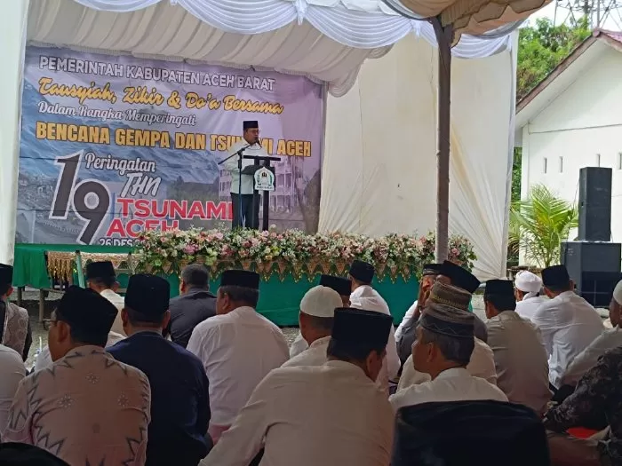  Penjabat Bupati Aceh Barat Mahdi Efendi dalam peringatan atau refleksi tsunami itu, Selasa (26/12/2023), di pemakaman masal Desa Ujung Karang, Meulaboh, Selasa, (26/12/2023). Foto: Pemkab Aceh Barat