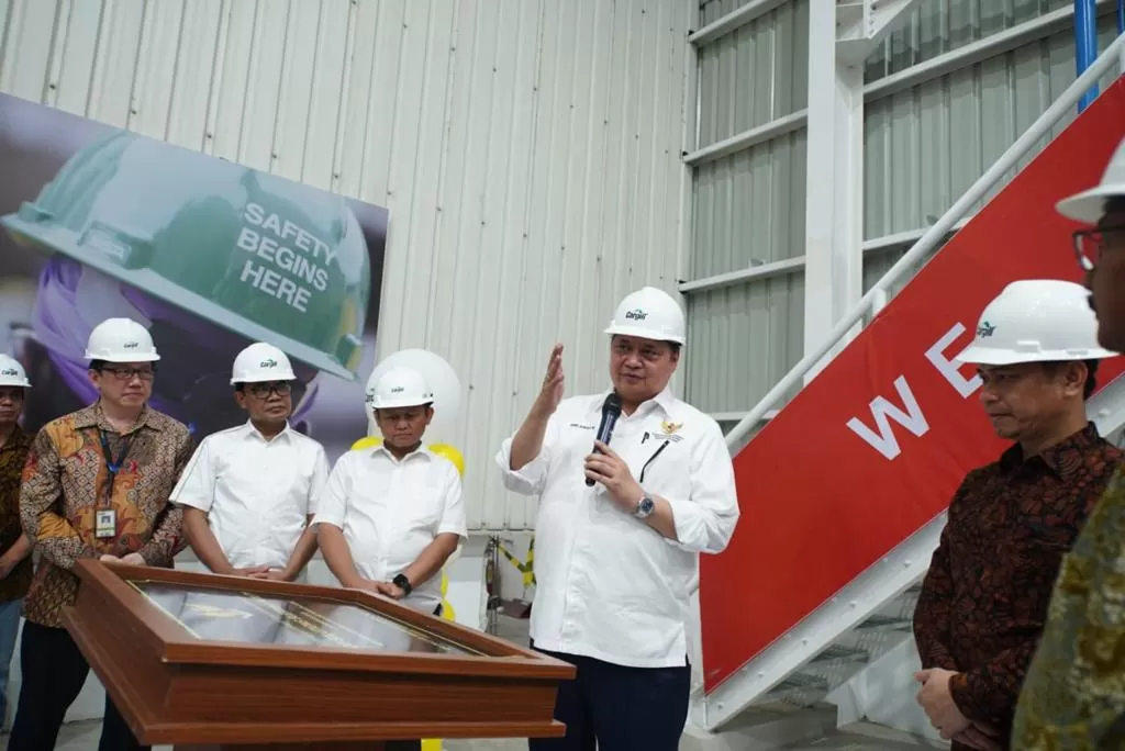 Menteri Koordinator Bidang Perekonomian Airlangga Hartarto saat plant tour di fasilitas produksi PT Sorini Agro Asia Corporindo Tbk dalam rangkaian kunjungan kerja di Kecamatan Pandaan, Kabupaten Pasuruan, Provinsi Jawa Timur, Kamis (14/12/2023). Foto: Kemenko Perekonomian