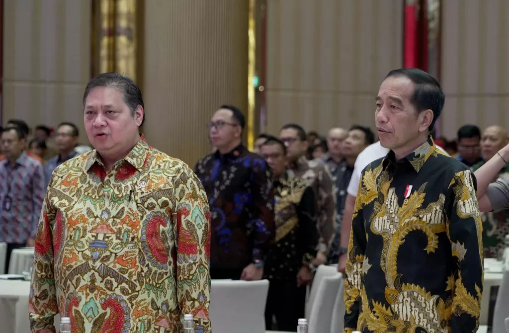 Menko Perekonomian yang juga Ketua Umum DPP Partai Golkar Airlangga Hartarto dan Presiden Joko Widodo dalam acara laporan Ekonomi Outlook 2024, di Jakarta, Jumat (21/12/2023) lalu. Foto: Kemenko Perekonomian