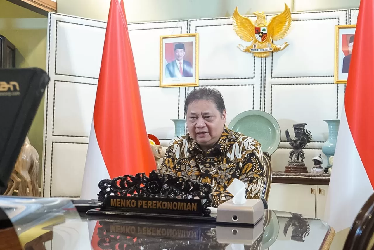 Menteri Koordinator Bidang Perekonomian Airlangga Hartarto menyampaikan sambutan secara virtual dalam acara Indonesia SDGs Award (ISDA) 2023, Launching Buku ISCOS dan Seminar Internasional Corporate Forum for CSR Development (CFDC) di Jakarta, Senin (4/12/2023). Foto: Kemenko Perekonomian