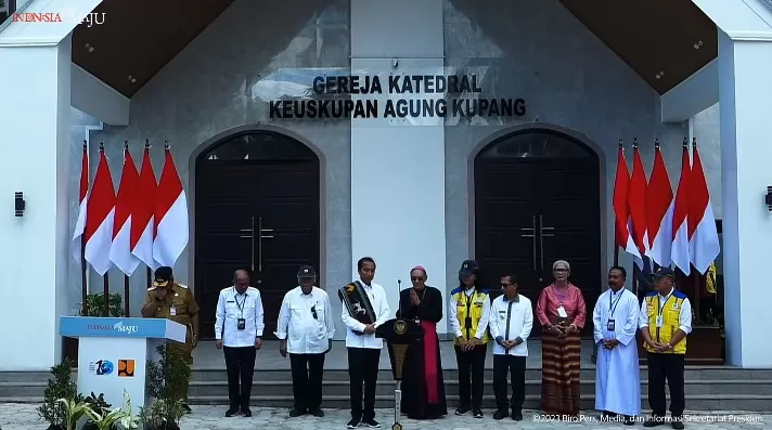 Presiden Jokowi meresmikan rehabilitasi Gereja Katerdal Keuskupan Agung Kupang, di Kupang, NTT, Rabu (6/12/2023). foto: ist