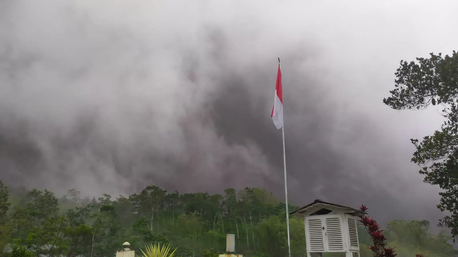 Awan Panas Guguran (APG) Gunung Merapi terpantau dari Pos Pengamatan Babadan, Jumat (8/12/2023) lalu. Foto: Ist