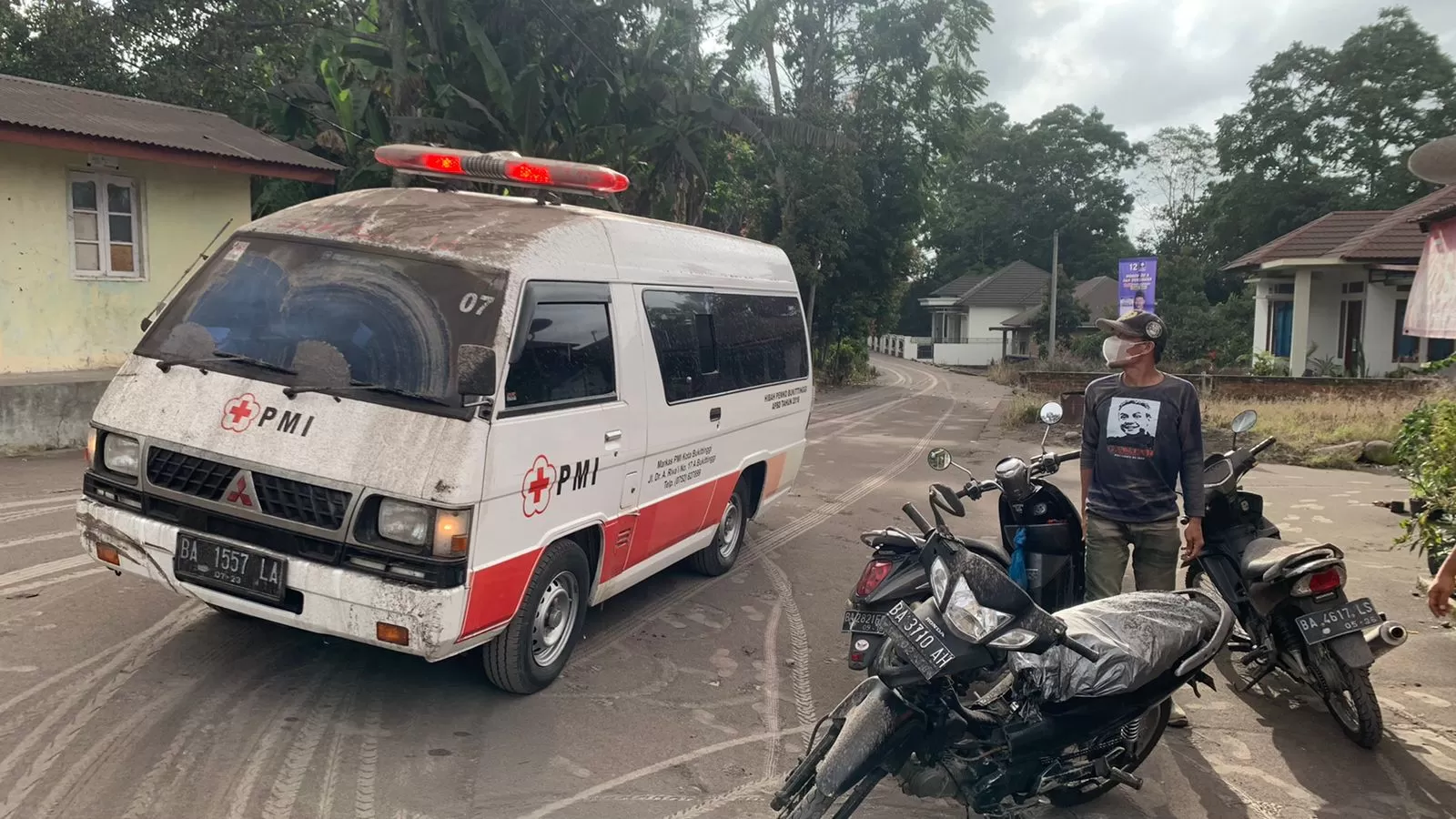   Mobil Ambulance milik PMI siaga mengevakuasi korban pascahujan abu vulkanik dari erupsi Gunung Marapi, Nagari Lasi, Kecamatan Canduang, Kabupaten Agam, Sumatera Barat, Minggu (3/12/2023). Foto: Pusdalops BPBD Kabupaten Agam