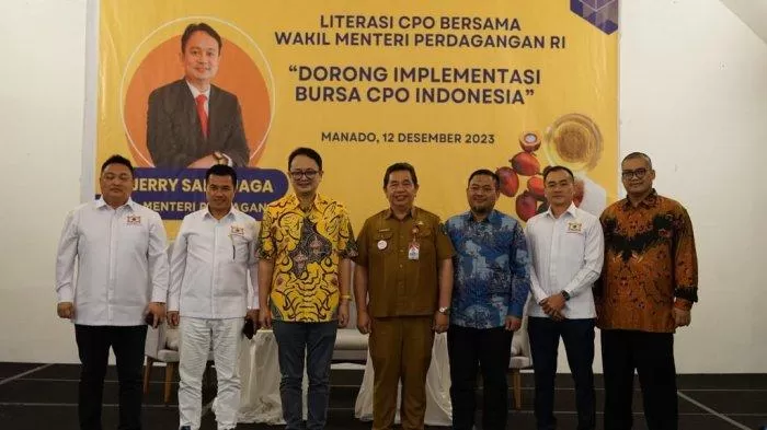 Wakil Menteri Perdagangan RI Jerry Sambuaga (batik kuning) di acara literasi CPO Kadin Sulut, di Yama Resort, Tondano, Kabupaten Minahasa, Sulawesi Utara, Selasa (12/12/2023). Foto: Kemendag
