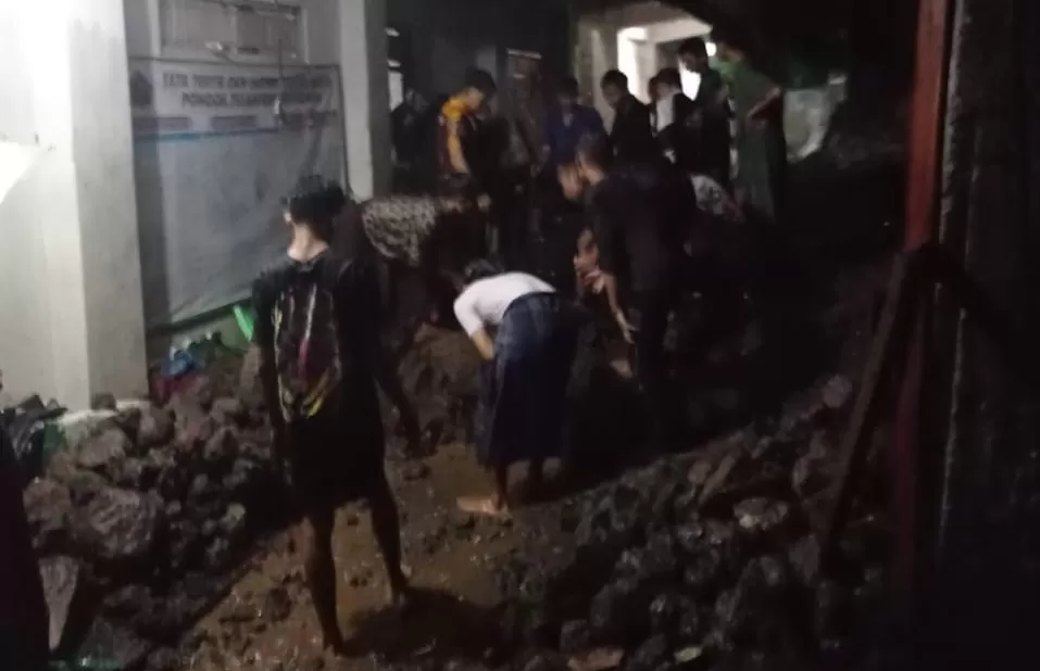 BPBD Kabupaten Karangasem bersama tim gabungan melakukan upaya penanganan saat longsor yang terjadi di Dusun Kampung Anyar, Karangasem, Bali, Minggu (3/12/2023). Foto: BPBD Kabupaten Karangasem