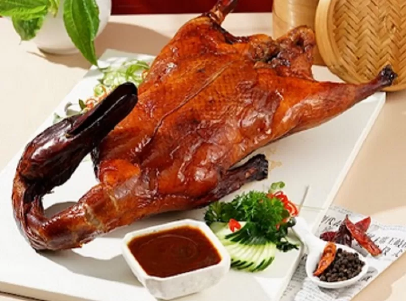 Hidangan dari Tiongkok Bebek Peking/https://img.okezone.com/content/2022/12/19/298/2730145/lezatnya-sajian-masakan-chinese-bebek-peking-dengan-tekstur-kulit-garing-Dl99IHHUWO.jpg