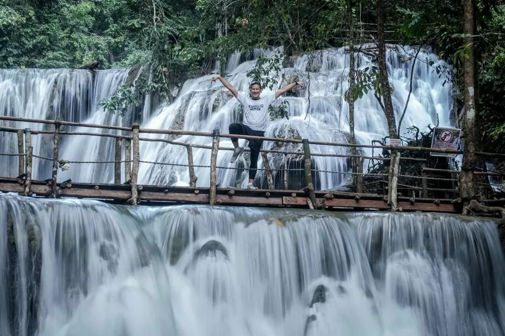Menparekraf Sandiaga berolahraga lari sejauh kurang lebih 8 kilometer dari Kilo 5 menuju destinasi Air Terjun Piala, Kabupaten Banggai, Minggu (3/12/2023). foto: ist