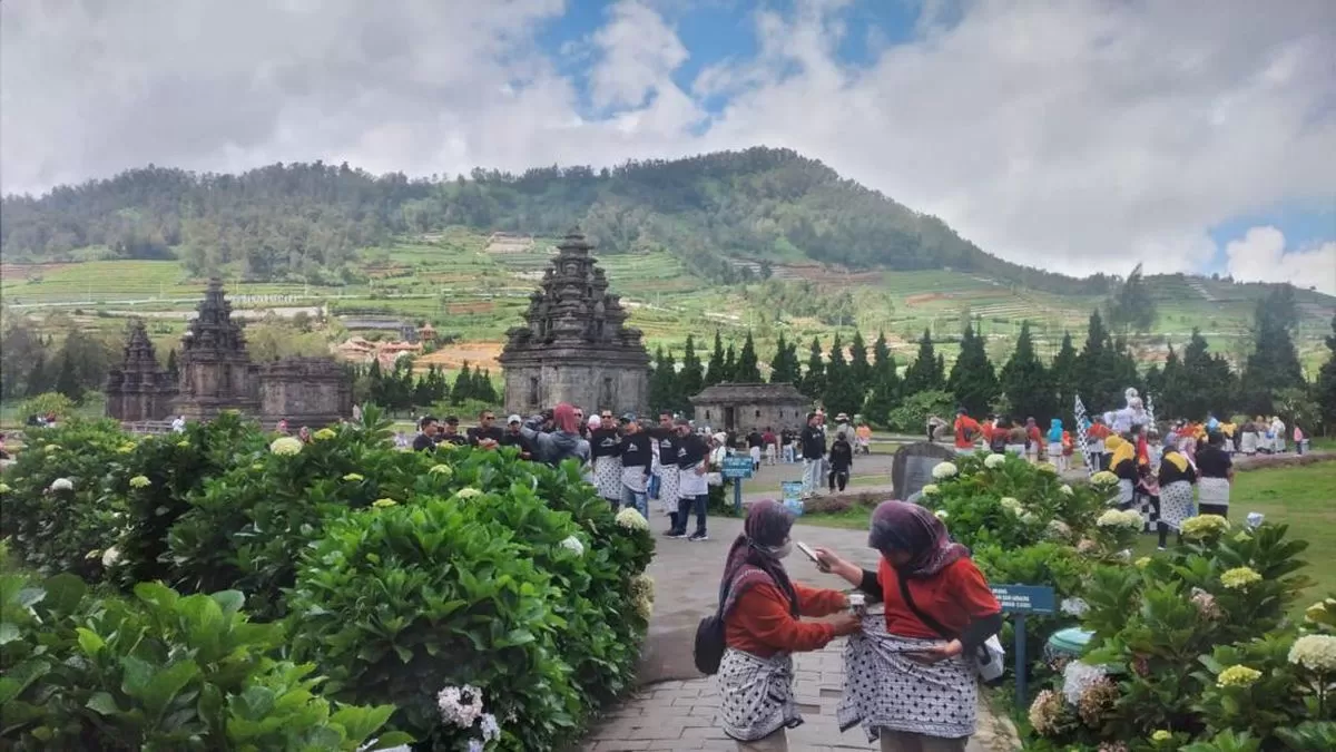 Foto Situasi di Komplek Candi Dieng/https://awsimages.detik.net.id/community/media/visual/2023/01/15/suasana-di-objek-wisata-di-komplek-candi-arjuna-dieng-pada-minggu-1512023_169.jpeg?w=1200