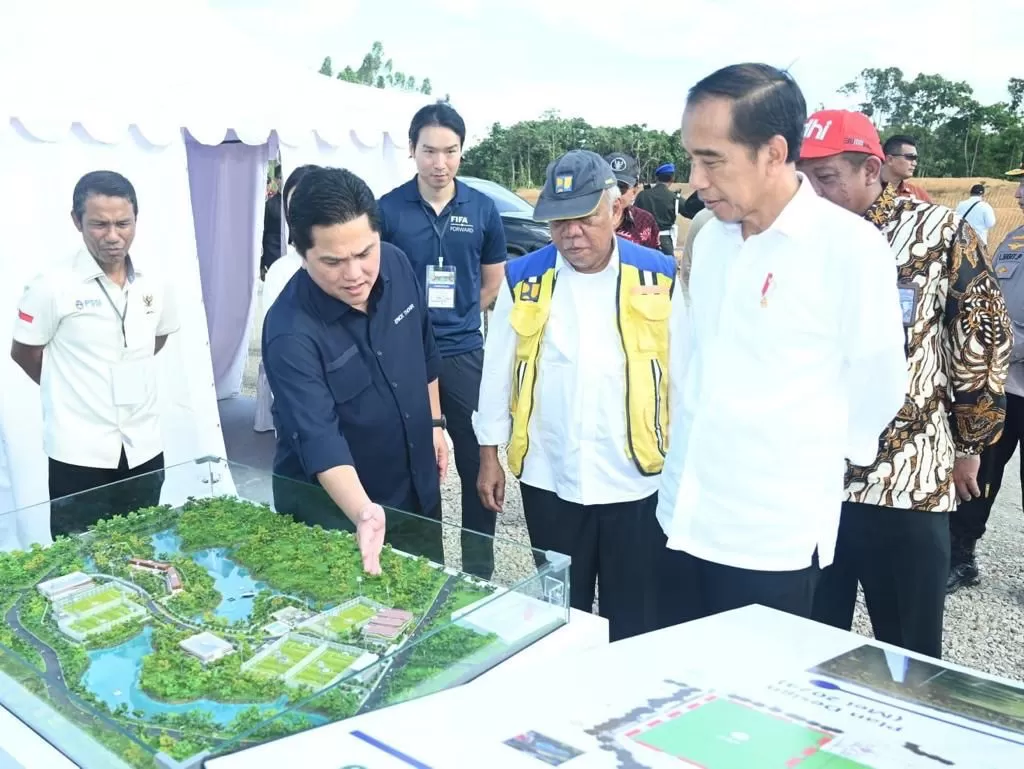 Presiden Jokowi meninjau progres pembangunan Training Center PSSI di Kawasan IKN, Kabupaten Penajam Paser Utara, Provinsi Kalimantan Timur, Rabu (17/1/2024). foto: ist
