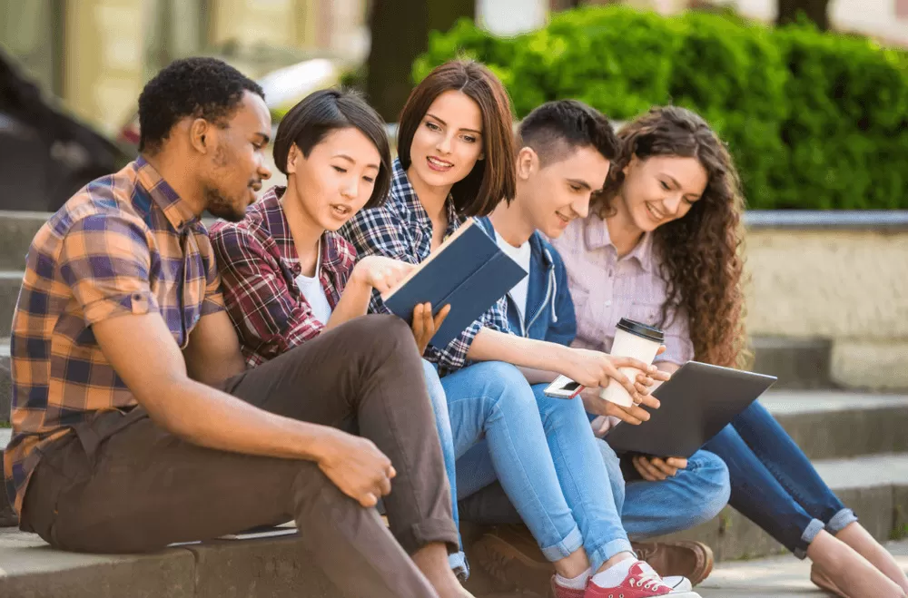 Foto Gen Z sedang berkumpul/https://www.insiderintelligence.com/static/767e6a56051bc8e3da2e1ccec6d296ca/502c8/Screen-Shot-2022-04-11-at-4.06.10-PM.png