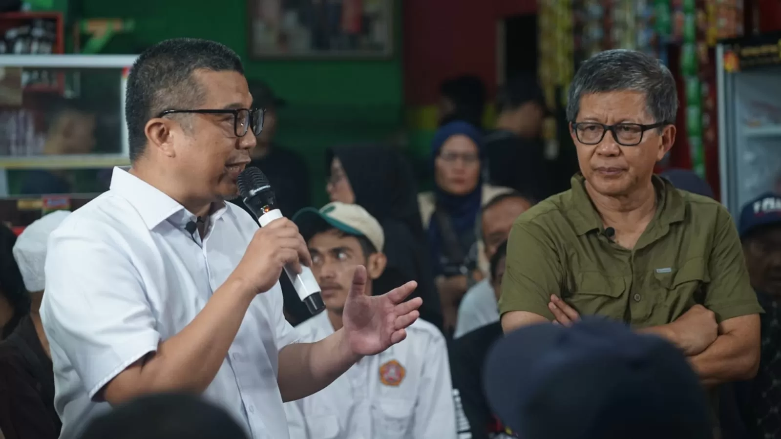 program “Dengar Langsung EA bersama Rocky Gerung” yang berlokasi di Warkop Juned, Taman Sari, Jakarta Barat, Kamis (11/1/2024)