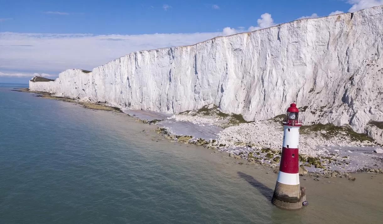 Foto Keindahan Beachy Head/https://eu-assets.simpleview-europe.com/eastbourne/imageresizer/?image=%2Fdmsimgs%2FBeachy_Head_Lighthouse_6_copy_2138958850.jpg&action=ProductDetailProFullWidth