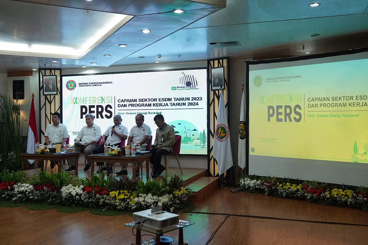 Sekjen DEN Djoko Siswanto saat memaparkan Capaian Tahun 2023 dan Program Kerja Tahun 2024 Dewan Energi Nasional (DEN) di Jakarta, Rabu (17/1/2024). foto: ist