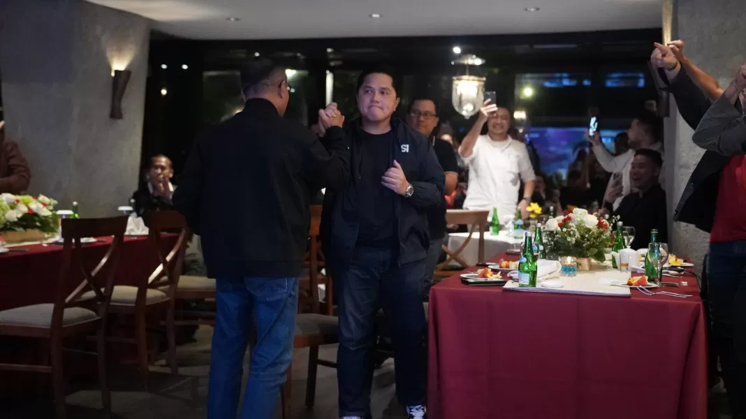 Ketua PSSI Erick Thohir seusai menyaksikan pertandingan Timnas Indonesia lawan Vietnam secara daring dari Jakarta, Jumat (21/1/2024). Foto: PSSI