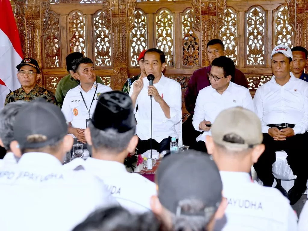 Presiden Jokowi melakukan pertemuan dengan para kepala desa se-Kabupaten Banjarnegara, di Desa Pagak, Kabupaten Banjarnegara, Provinsi Jawa Tengah, Rabu (3/1/2024). foto: ist