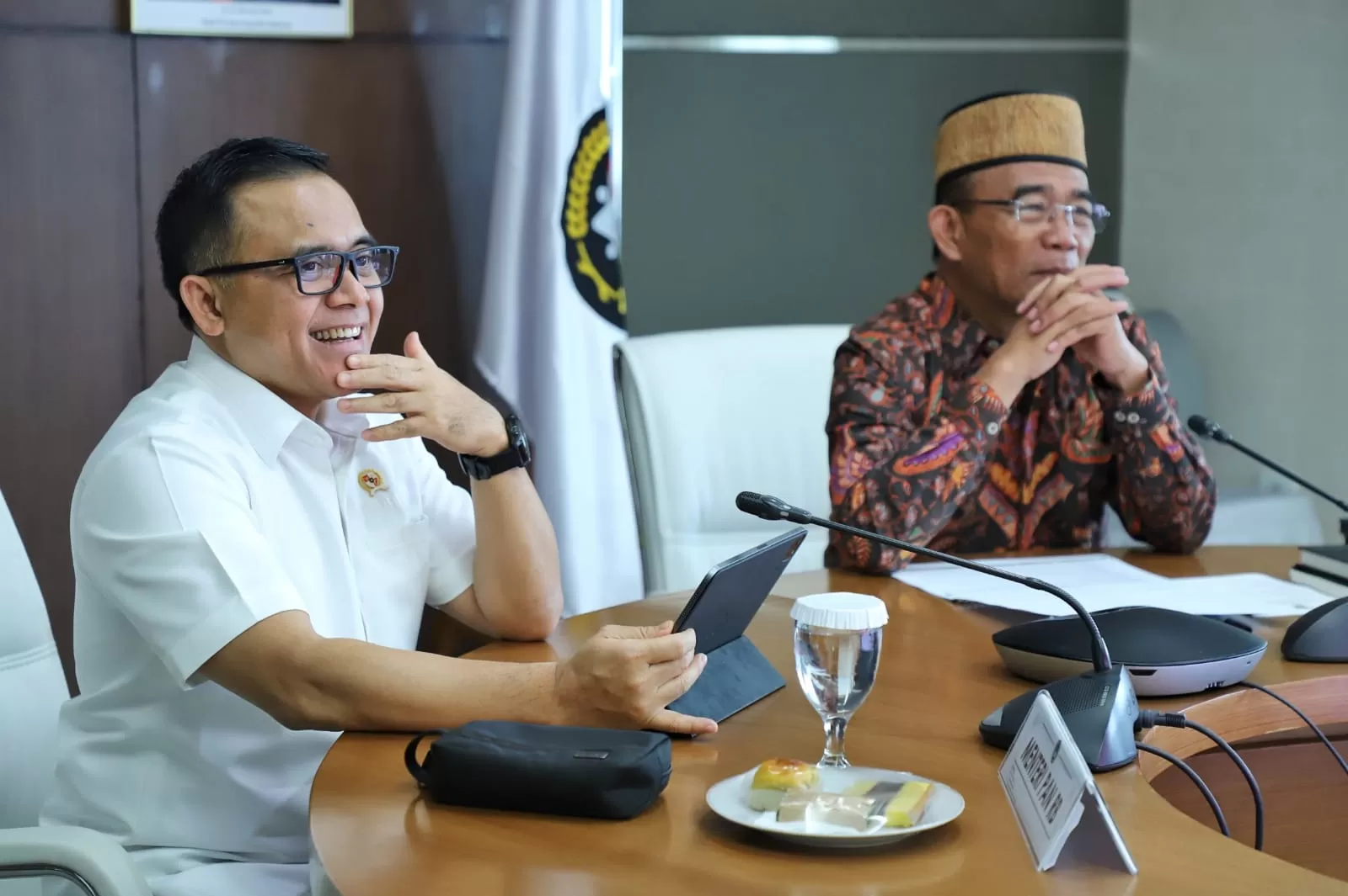Menko PMK Muhadjir Effendy (kanan) dalam pertemuan dengan Menteri PANRB Abdullah Azwar Anas (kiri) di Jakarta, Senin (8/1/2024). foto: ist