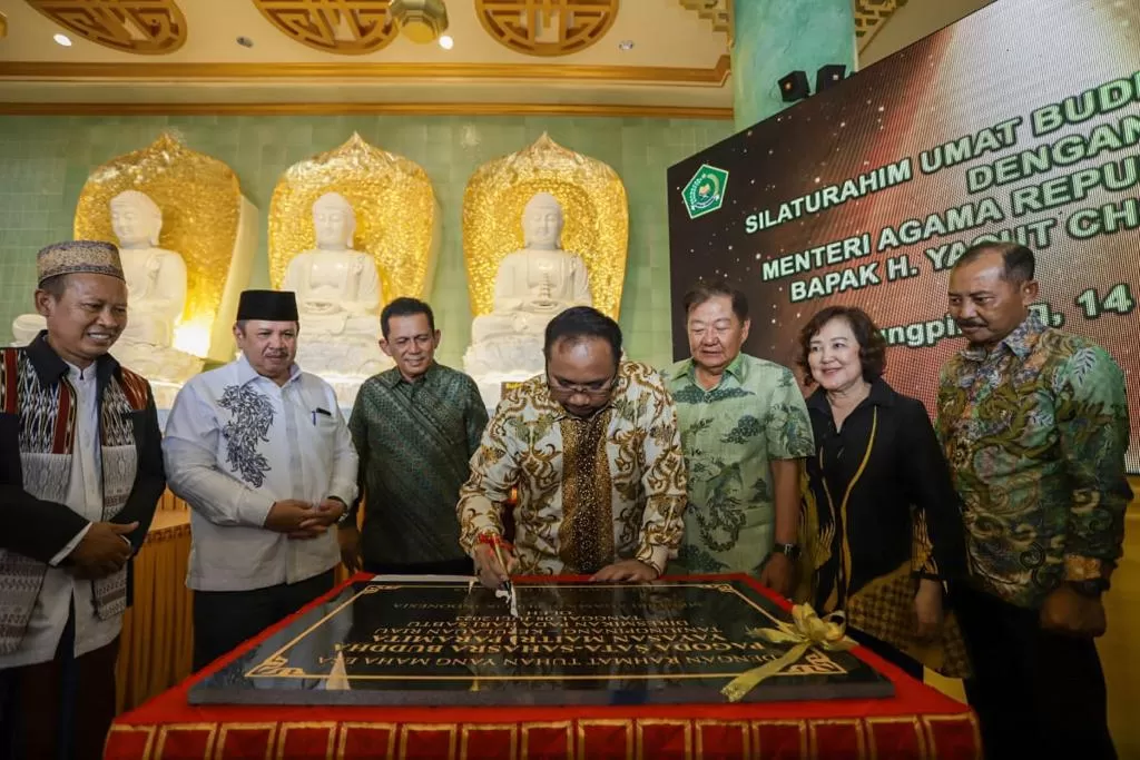 Menag Yaqut menandatangani prasasti Pagoda Sata-Sahasra Buddha di Tanjungpinang, Provinsi Kepulauan Riau. foto: ist