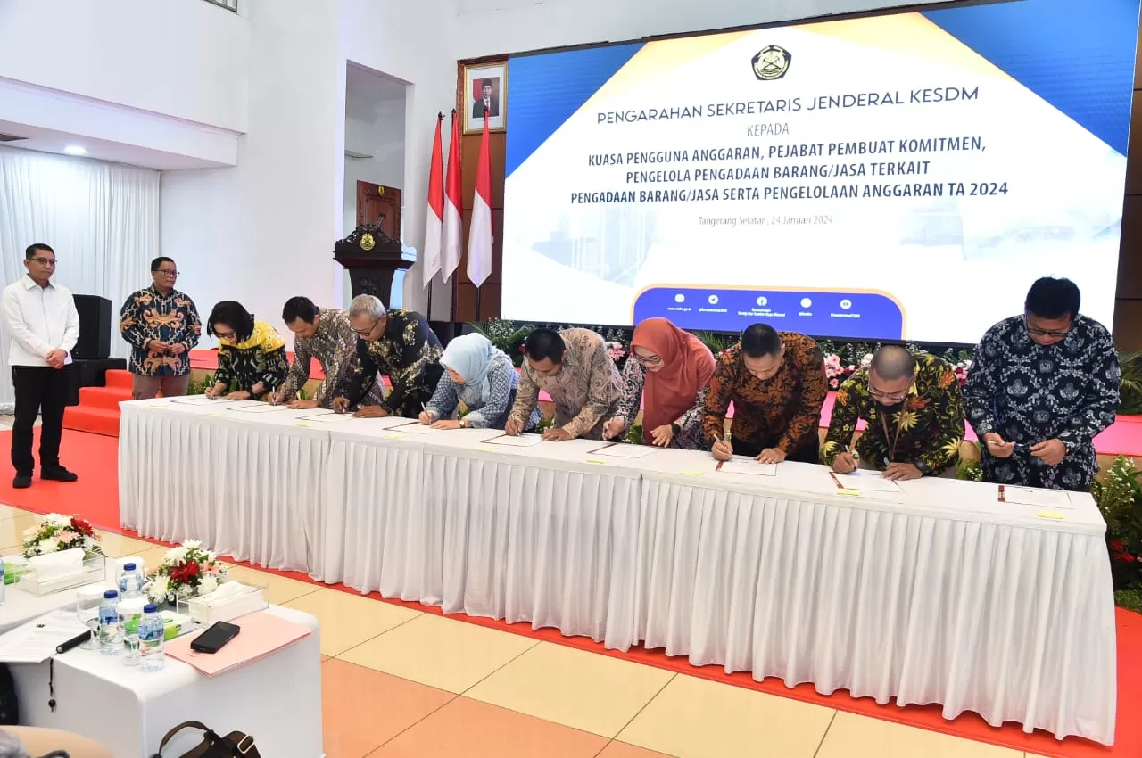 Sekjen Kementerian ESDM Dadan Kusdiana menyaksikan Penandatanganan Pakta Integritas oleh Kelompok Kerja Pemilihan (KKP) Kementerian ESDM Tahun Anggaran 2024. foto: ist