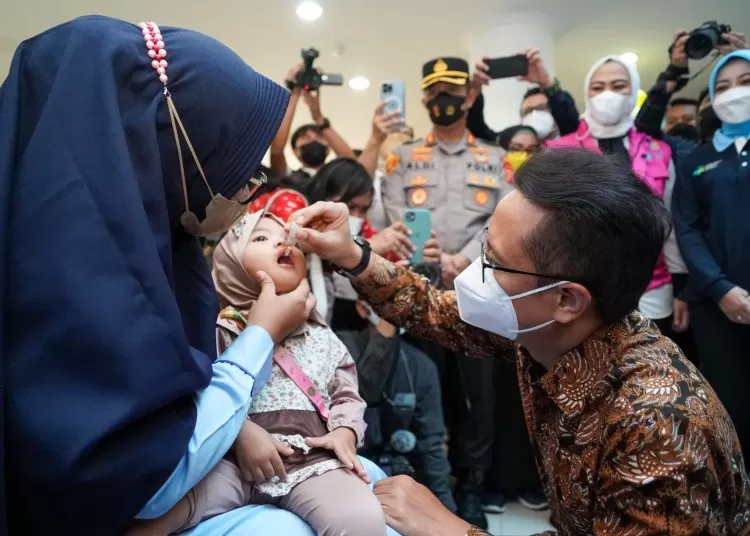 Menteri Kesehatan Budi Gunadi memberikan imunisasi polio kepada bayi, di Jakarta, belum lama ini. Foto: Kemenkes  