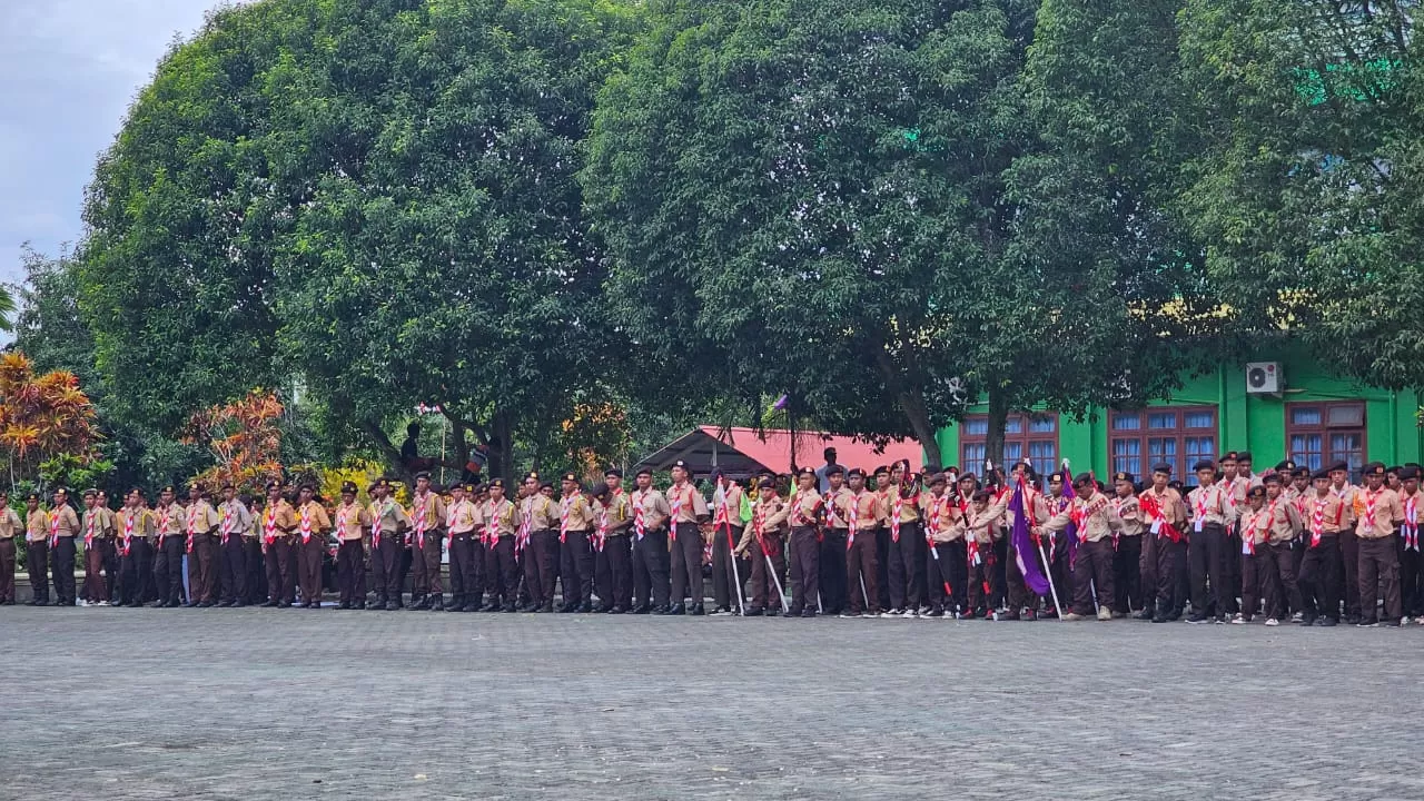 Peserta Perkemahan Pramuka Madrasah di Provinsi Maluku Utara sedang mengikuti upacara, Senin (22/1/2024).  Foto: Kemenag