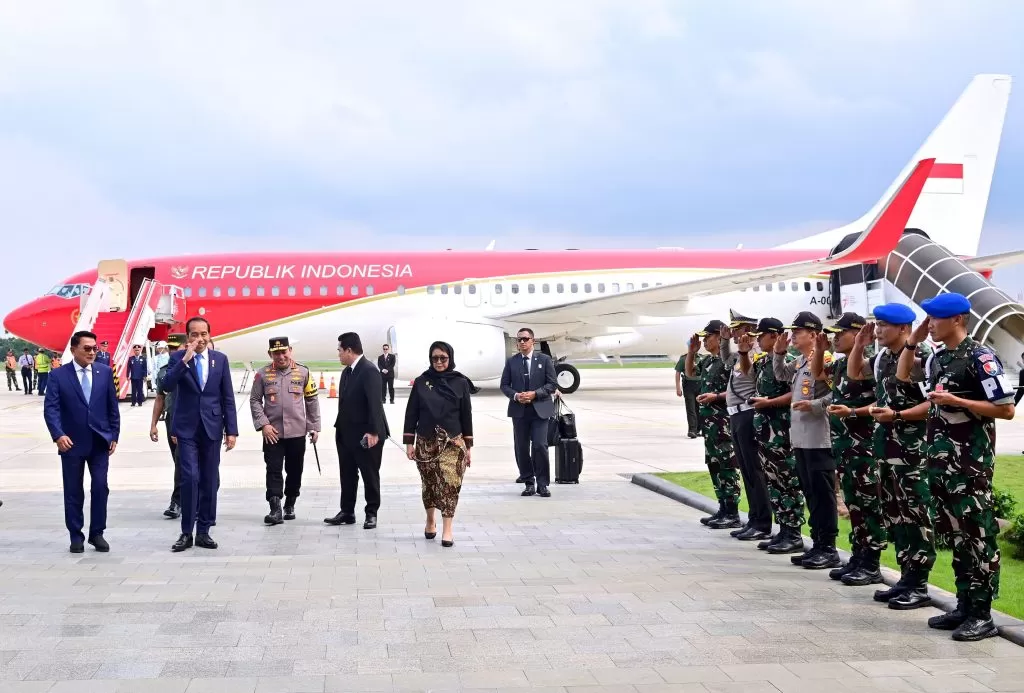 Presiden Jokowi tiba di Pangkalan TNI AU Halim Perdanakusuma, Jakarta, Minggu (14/1/2024), sekitar pukul 14.00 WIB, usai kunjungan ke tiga negara ASEAN. foto: ist