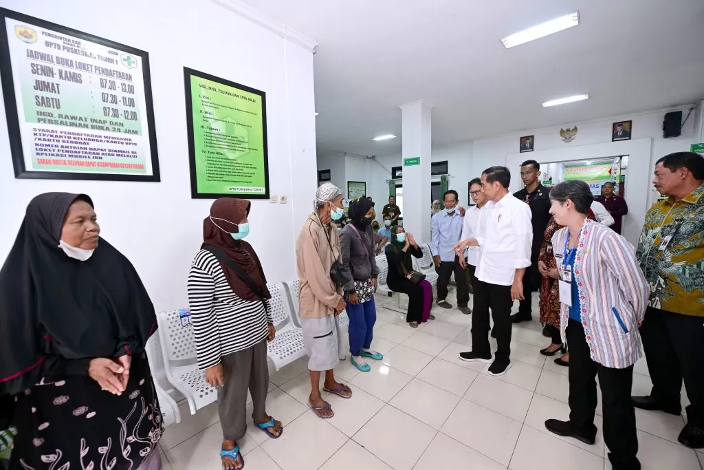 Presiden Jokowi meninjau langsung Puskesmas Toroh 1, Kabupaten Grobogan, Jawa Tengah, Selasa (23/1/2024). foto: ist