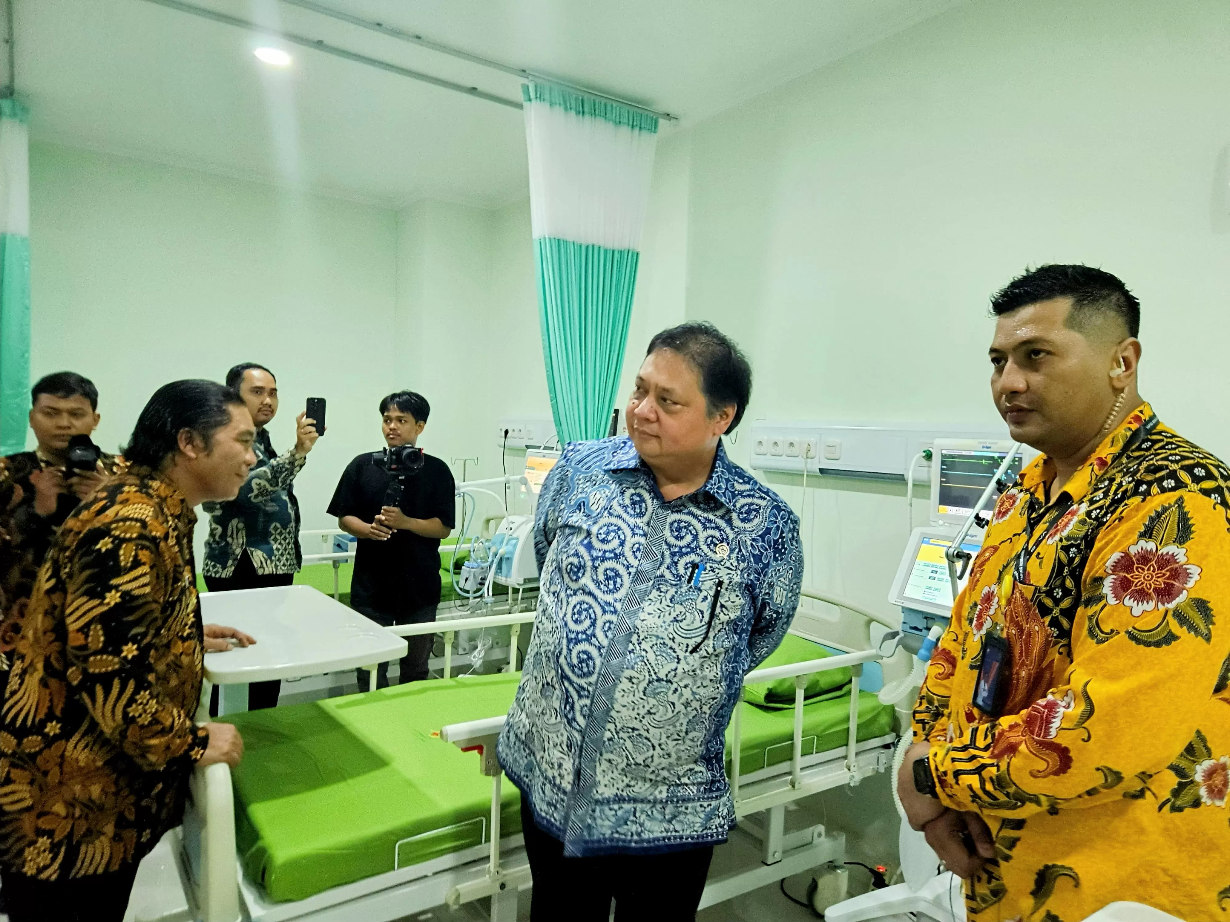Menko Perekonomian Airlangga Hartarto melihat fasilitas layanan kesehatan di Rumah Sakit Citra Arafiq Serang, di Kota Serang, Provinsi Banten, Rabu (10/1/2024). Foto: Kemenkoperekonomian