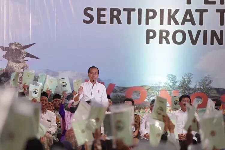 Dalam kunjungan kerjanya ke Kabupaten Grobogan, Jawa Tengah, Presiden RI Joko Widodo (Jokowi) menyerahkan 3.000 sertifikat tanah untuk rakyat. foto: ist