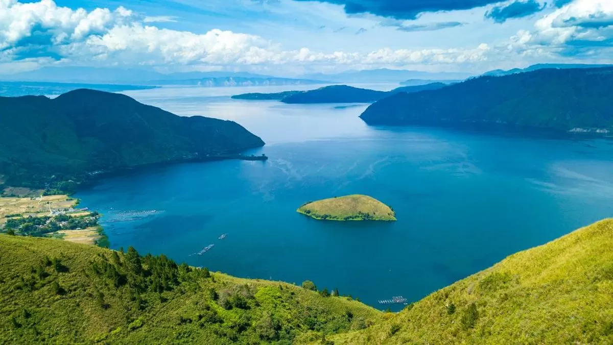 Foto Keindahan Danau Toba/https://awsimages.detik.net.id/community/media/visual/2022/04/30/tipang_169.jpeg?w=1200