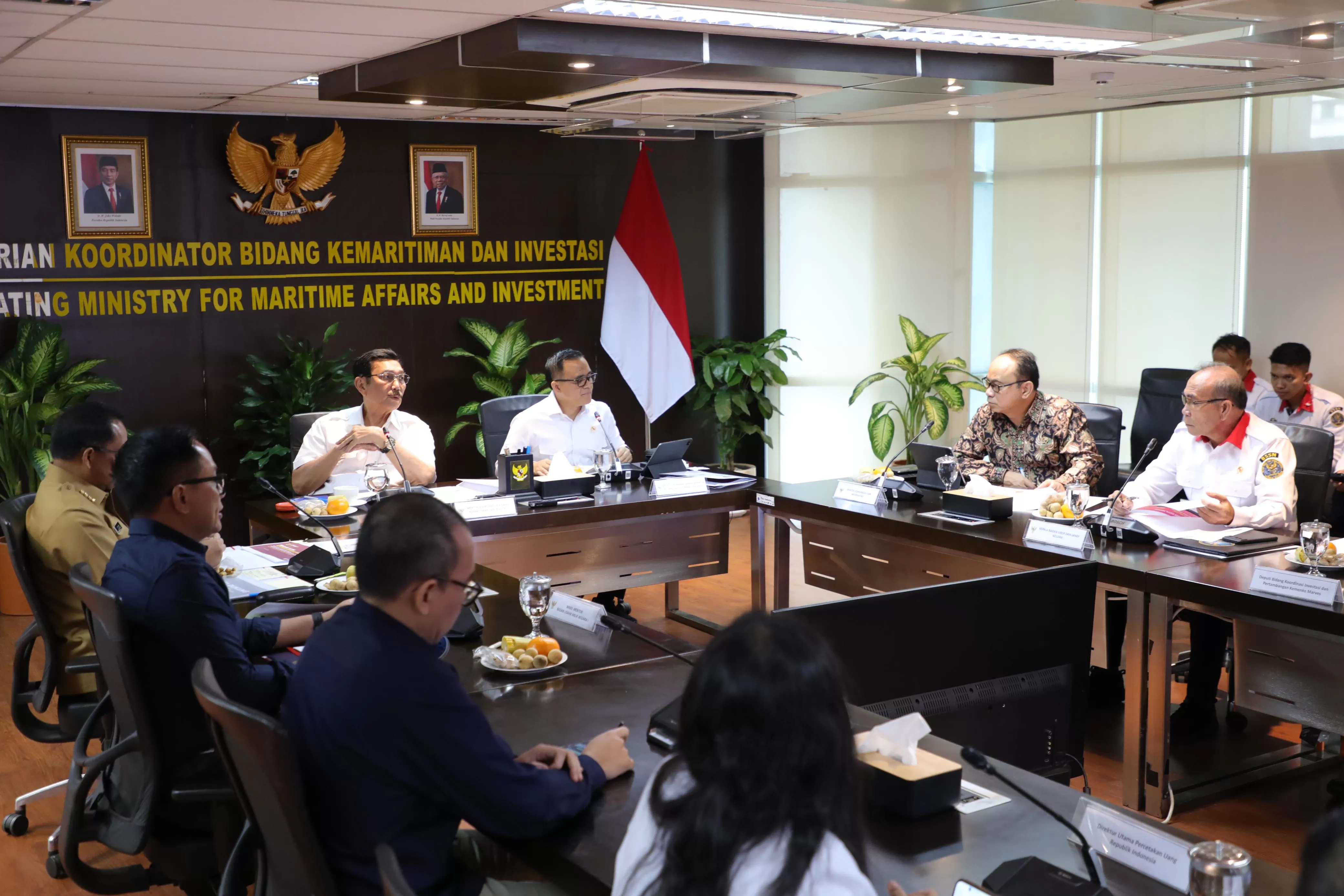 Menko Marves Luhut Binsar Pandjaitan memimpin  rapat percepatan Transformasi Digital, Senin (15/1/2024) di Jakarta. foto : ist