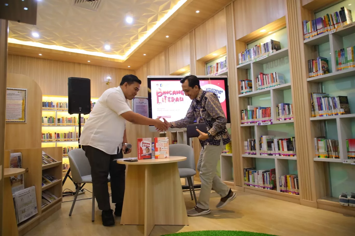 Kepala Perpustakaan Pungkas Tri Baruno Kemenpora, Khanif Idris, bincang literasi dengan Peneliti Politik BRIN Ridho Imawan Hanafi. foto: ist