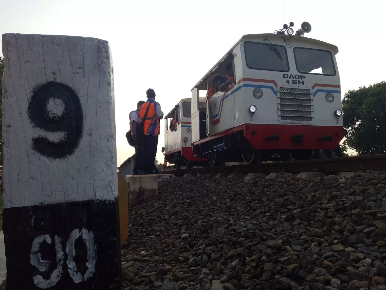 PT Kereta Api Indonesia atau KAI dengan tegas melarang masyarakat beraktivitas di jalur kereta api (KA) selain untuk kepentingan operasional KA. foto: ist