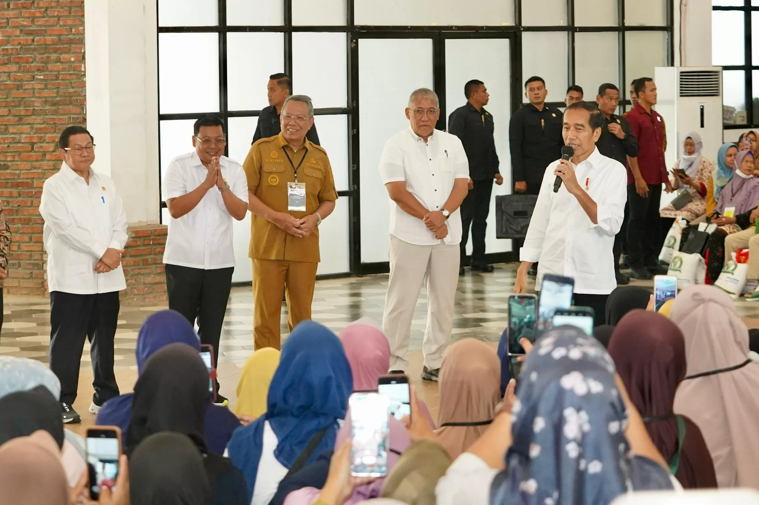 Presiden Jokowi meninjau penyaluran bantuan pangan beras, Senin (19/2/202 di Kantor Dinas Ketahanan Pangan, Pertanian, dan Perikanan Kota Tangerang Selatan (Tangsel). foto: ist
