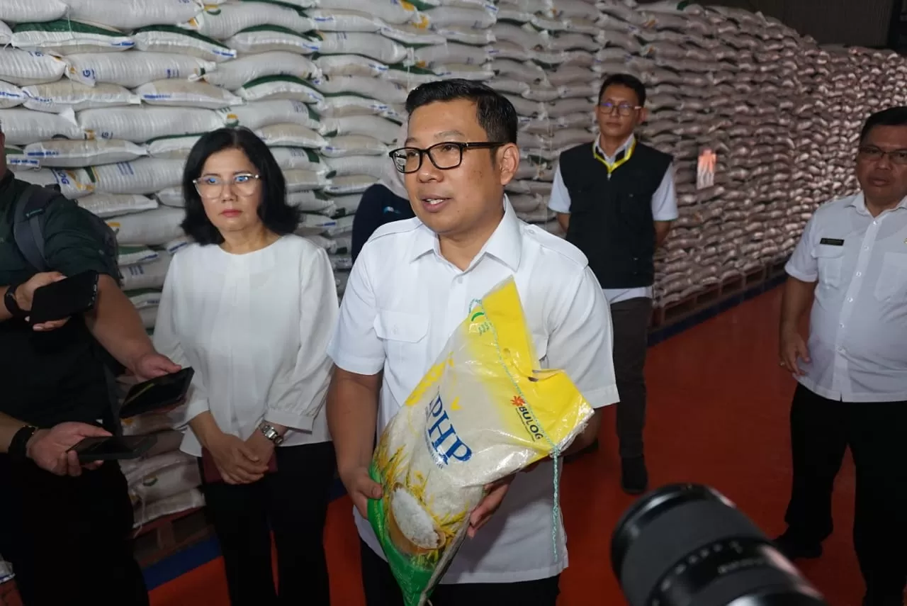 Kepala Bapanas Arief menyerahkan bantuan pangan beras kepada keluarga penerima. Kebijakan pemerintah yang jor-joran menyalurkan bansos beras diduga menjadi salah satu penyebab harga beras mahal dan stok langka di pasaran. foto: dok