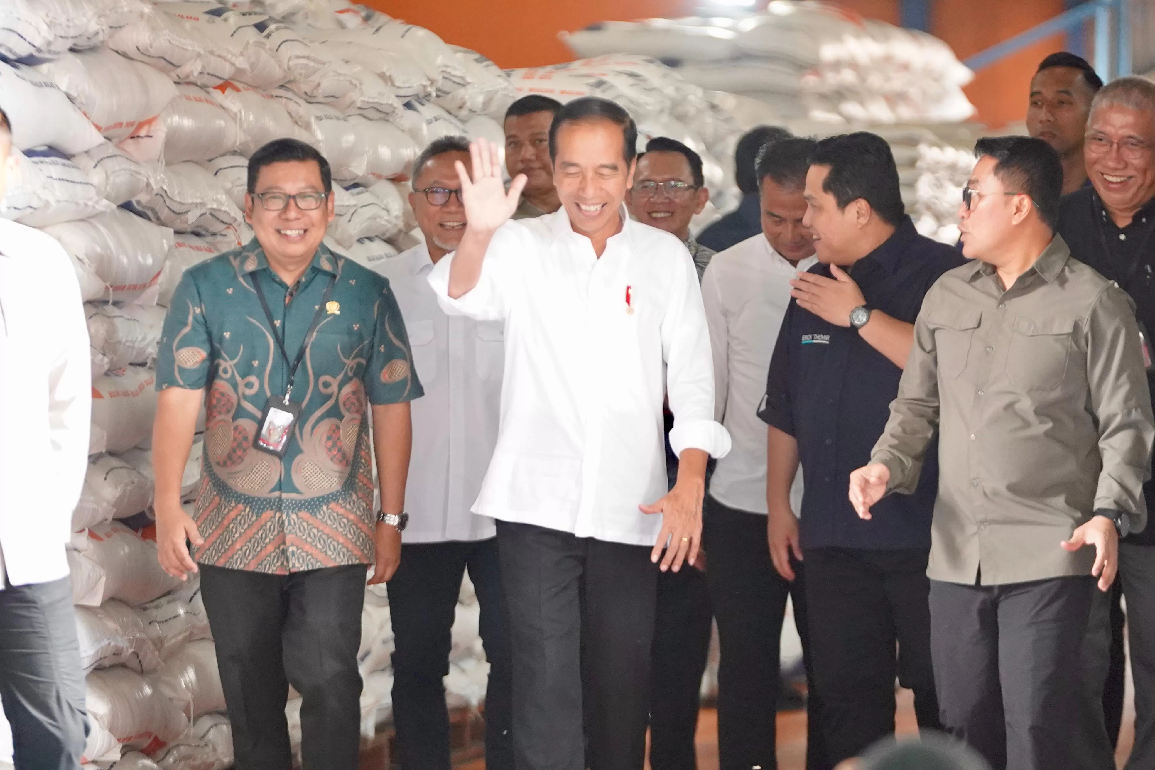 Presiden Jokowi mengunjungi Gudang Perum Bulog Cibitung, Bekasi, Jawa Barat, Jumat (16/2/2024) terkait dalam penyaluran bantuan pangan beras yang dimulai kembali per 15 Februari 2024. foto: ist
