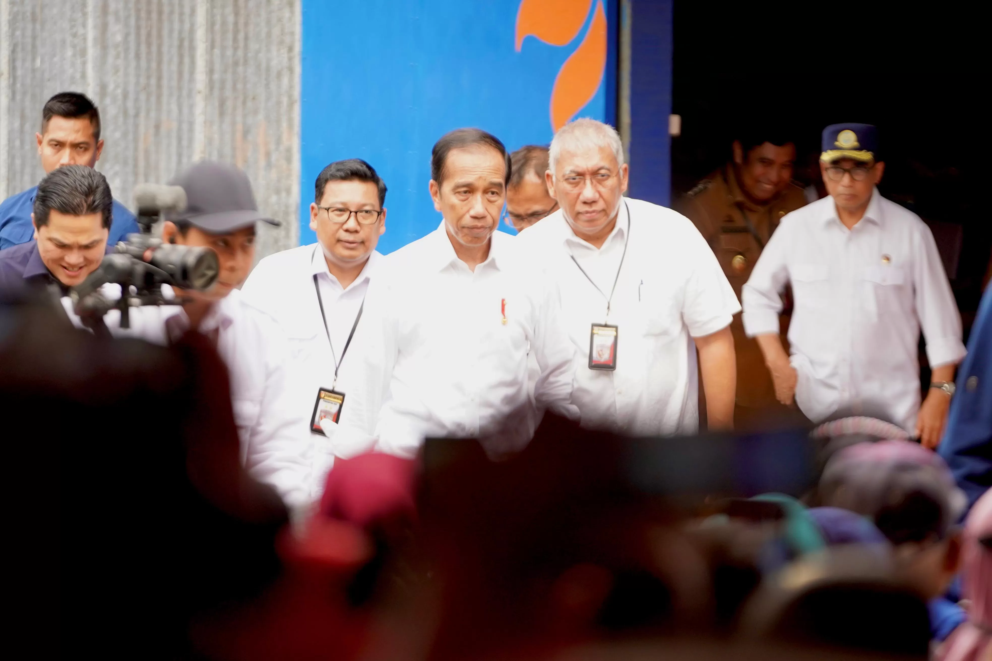  Kepala Bapanas Arief Prasetyo Adi mendampingi Presiden bertegur sapa dengan 1.000  KPM di Gudang Perum Bulog Matangase, Maros, Sulawesi Selatan, Kamis (22/2/2024). foto: ist