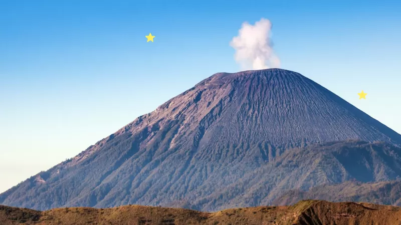 Gunung Api Semeru, di Jawa Timur termasuk salah satu dari lima gunung api dalam status Siaga yang terpantau pada H-4 Lebaran 2024 atau Sabtu (6/4/2024). foto: dok
