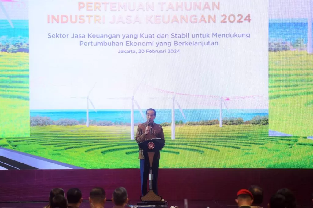 Presiden Jokowi memberikan sambutan pada Pertemuan Tahunan Industri Jasa Keuangan Tahun 2024, Selasa (20/2/2024), di Ballroom The St. Regis, Jakarta. foto: ist