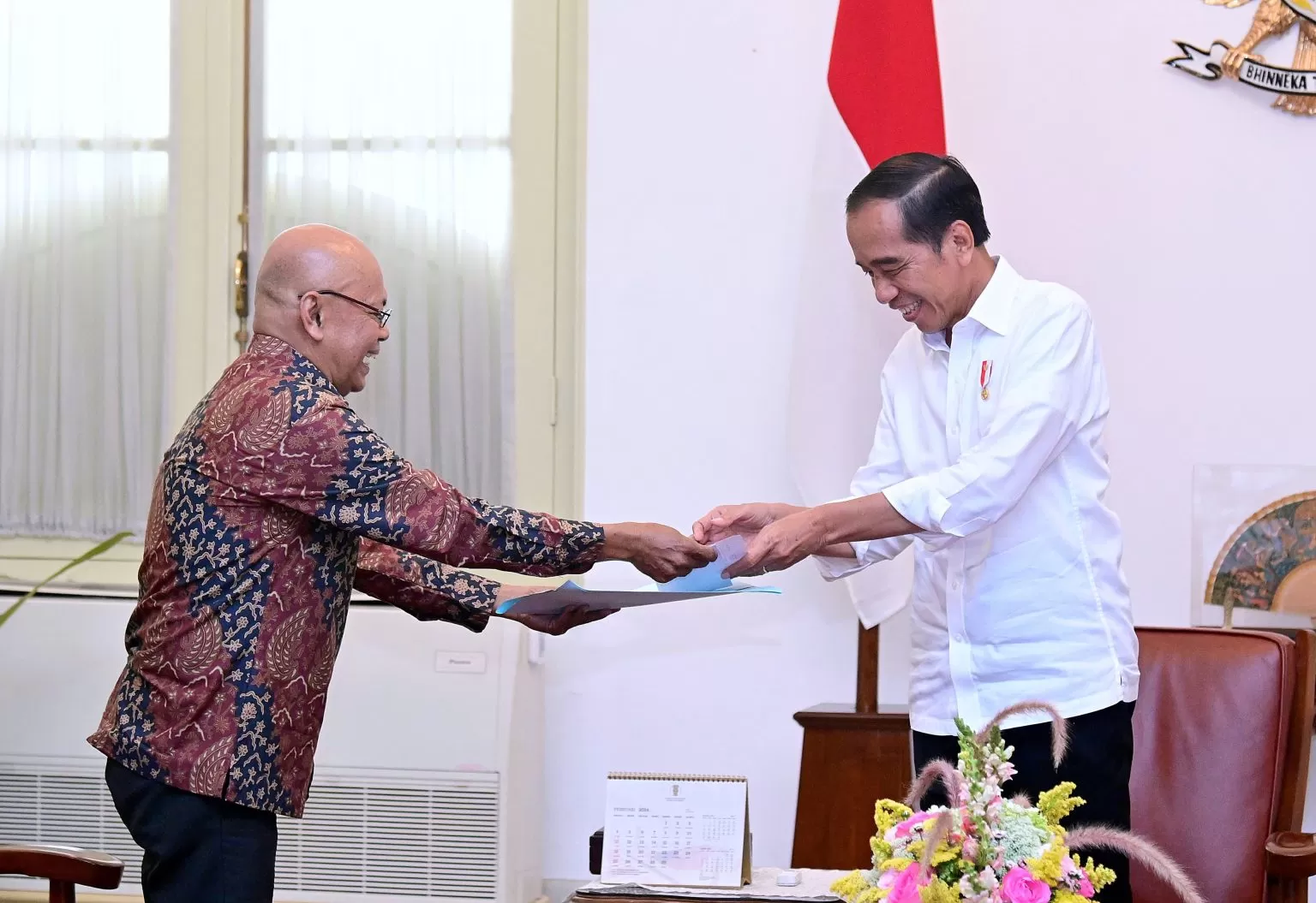 Presiden Joko Widodo menerima Ketua KPPS TPS 10 Kelurahan Gambir Hamdi Basjar di Istana Merdeka, Jakarta, pada Senin (12/02/2024). (Foto: BPMI Setpres/Muchlis Jr)