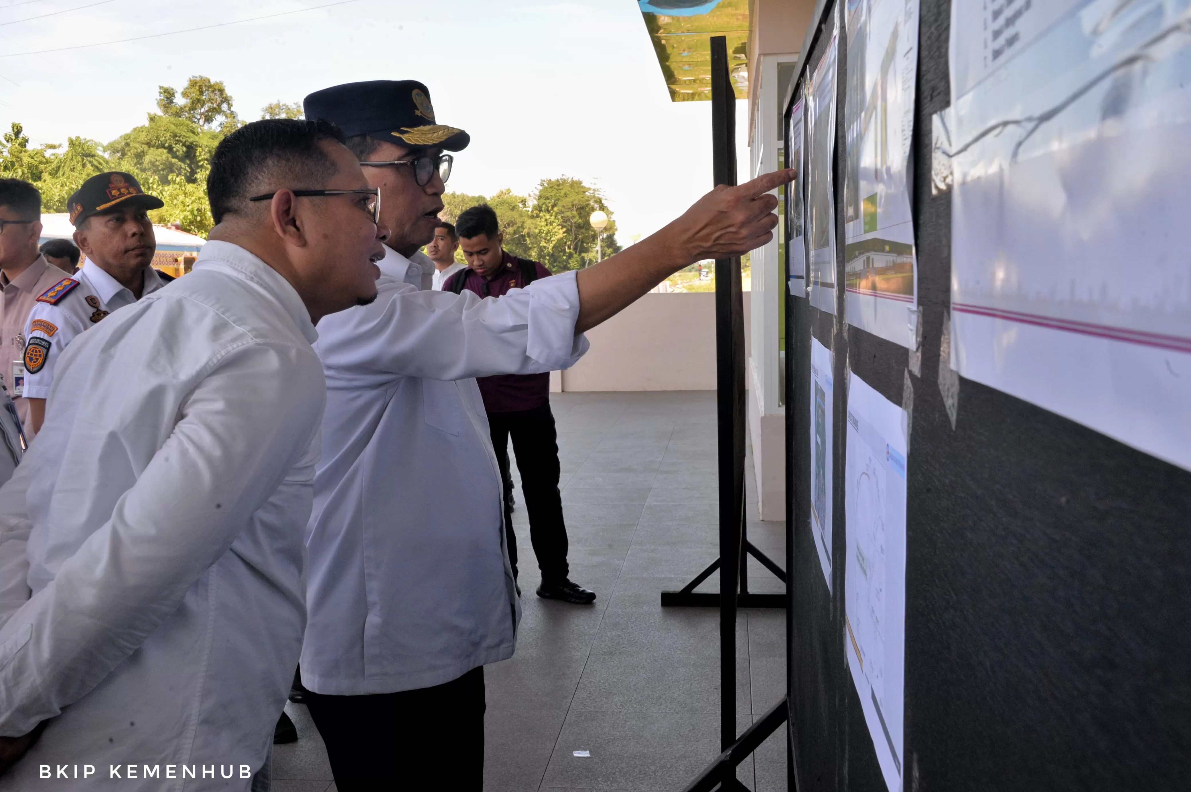 Menhub Budi Karya Sumadi  meninjau proyek KA Makassar-Parepare, Rabu (21/2/2024). foto: ist