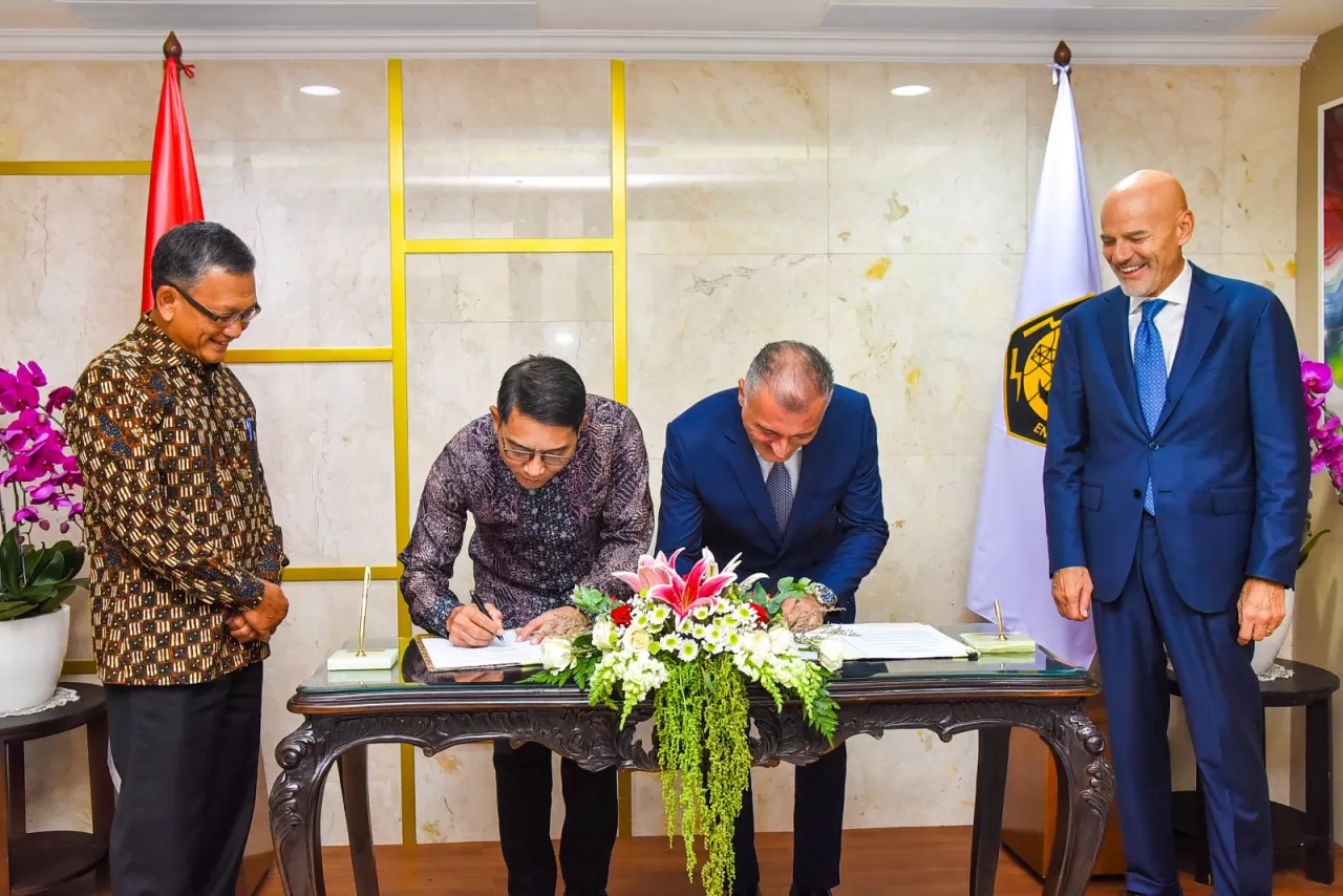 Menteri ESDM Arifin Tasrif menyaksikan penandatanganan kerja sama yang dilakukan Kementerian ESDM dengan ENI, Jumat (2/2/2024). foto: ist