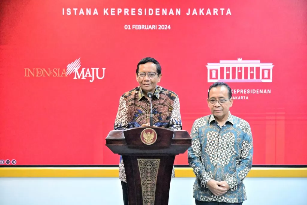 Menko Polhukam Mahfud MD didampingi Mensesneg Pratikno memberikan keterangan pers di Kantor Presiden, Jakarta, Kamis (1/2/2024). foto: ist