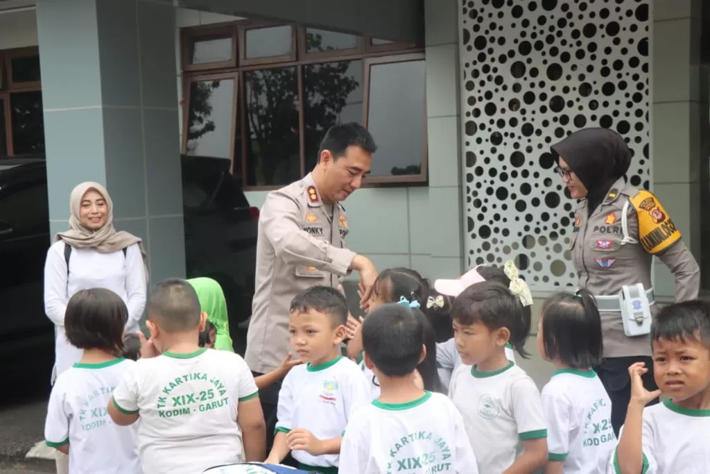 Kapolres Garut AKBP Rohman Yonky Dilatha menerima kunjungan sekolah dari anak-anak TK Kartika Siliwangi 25, Rabu (21/2/2024). Foto: Polri