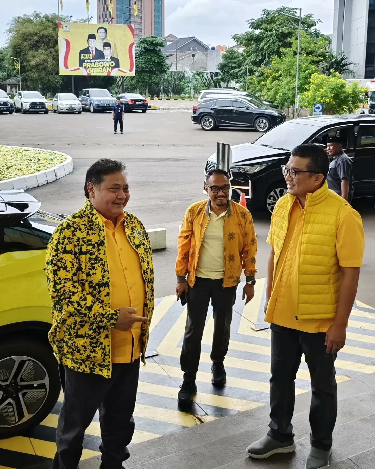 Ketua Umum Partai Golkar Airlangga Hartarto (kiri) berdiskusi dengan Wakil Ketua Umum Bidang Penggalangan Strategis DPP Partai Golkar Erwin Aksa (kanan), di Jakarta/IST