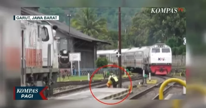 Petugas Keamanan Selamatkan Anak Kecil