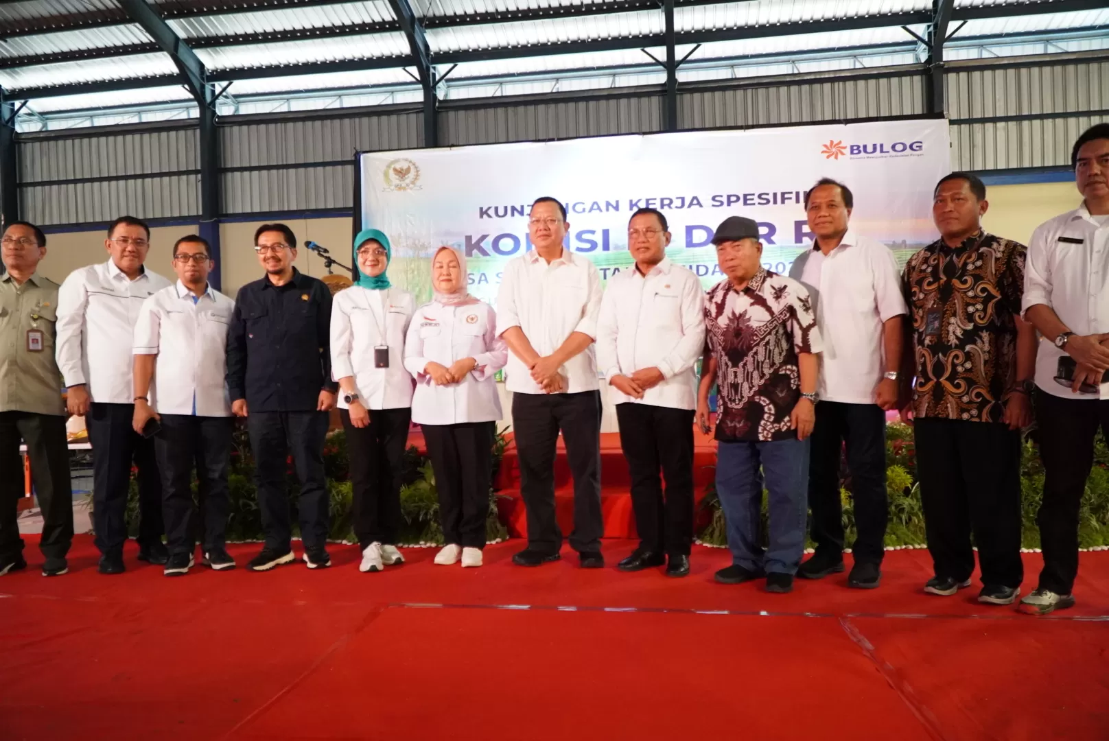 Plt Sekretaris Utama Bapanas Sarwo Edhy mendampingi Kunjungan Kerja Spesifik bersama Komisi IV DPR RI di Gudang Perum Bulog Campang Raya, Lampung, Kamis (7/3/2024). foto: ist