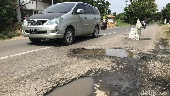 Jalan rusak berat di kabupaten Rembang tak kunjung diperbaiki/foto: Detikcom