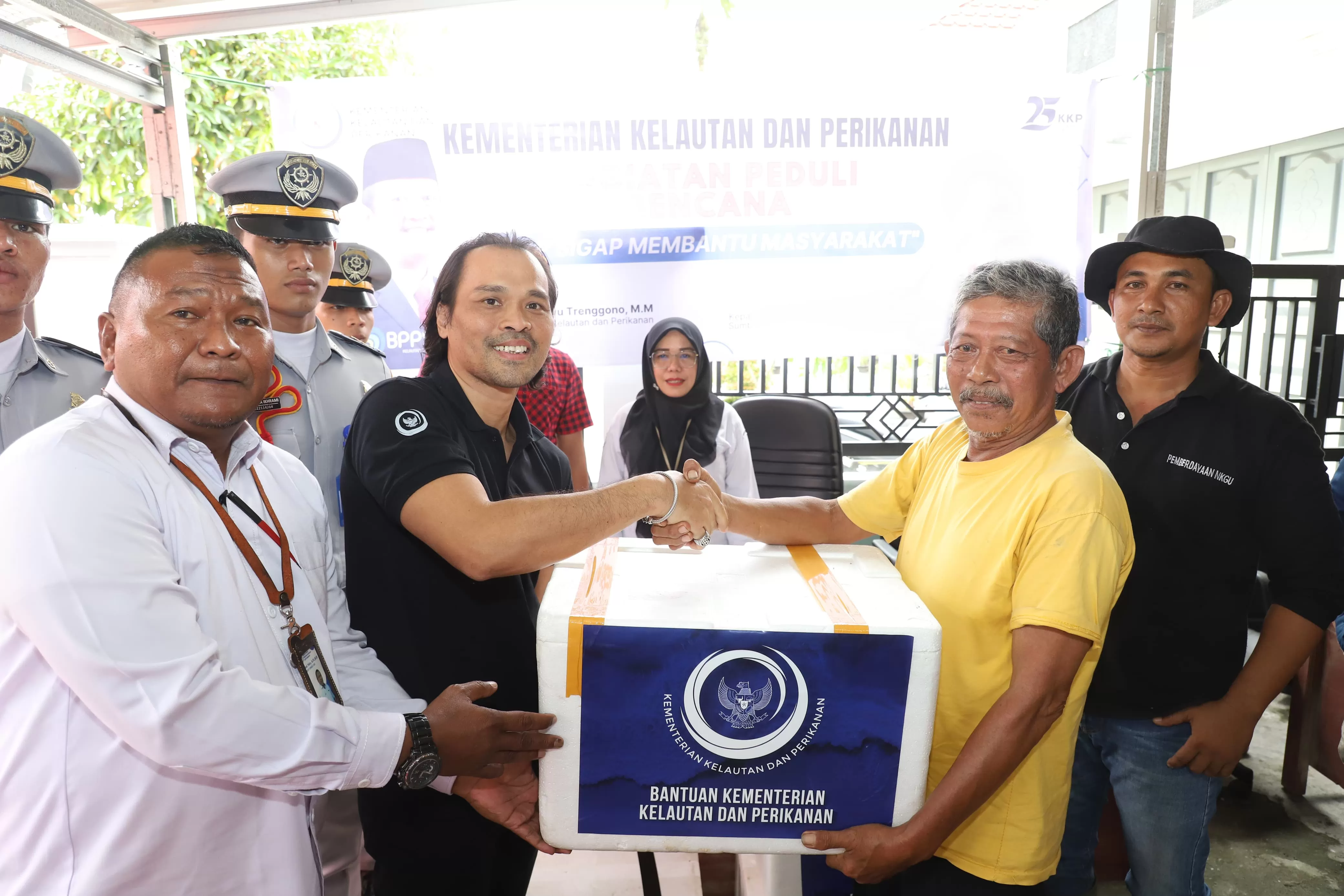 Asisten Khusus Menteri Kelautan dan Perikanan Bidang Media dan Komunikasi Publik, Doni Ismanto memberikan bantuan berupa produk perikanan kepada masyarakat korban banjir dan longsor di  wilayah Sumatera Barat. foto: ist